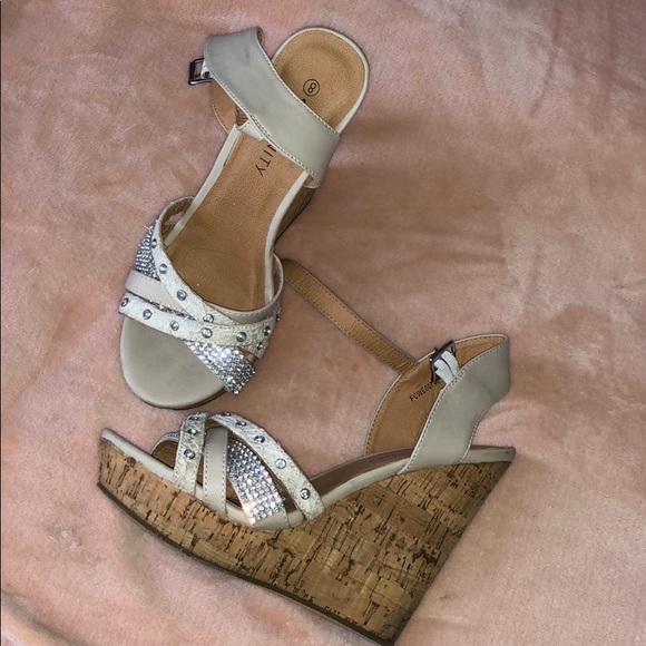 Wedges Vanity - Picture 2 of 4